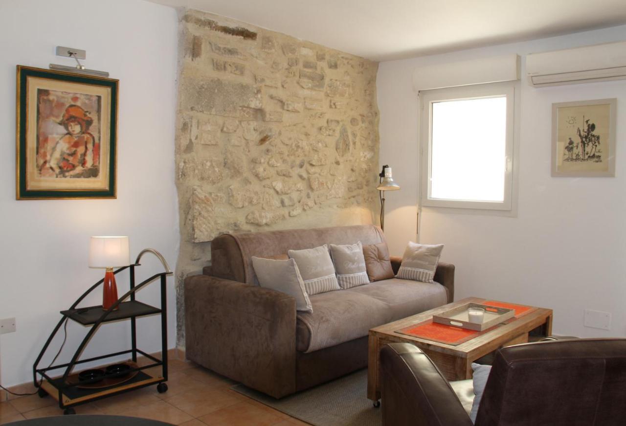 Agreable Maison De Ville Eyragues Exterior foto